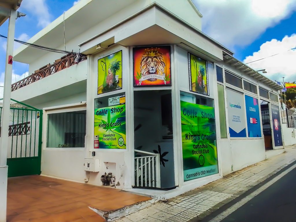 Outside image, street view of Kings Grass Cannabis Social Club Puerto Del Carmen Lanzarote