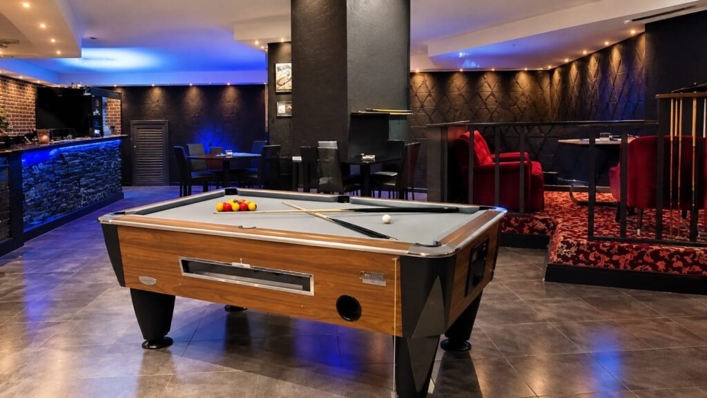 Pool table, bar and lounge at Meetpoint Cannabis Social Club near Benidorm