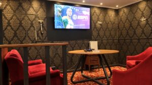 Private lounge room with TV and red armchairs at Meetpoint CSC, L'Alfàs del Pi